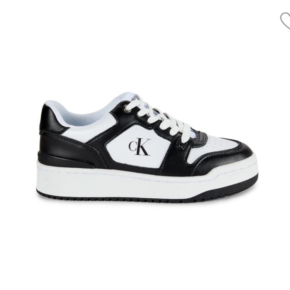 💙❤️ Calvin Klein white w/ black shoes.
